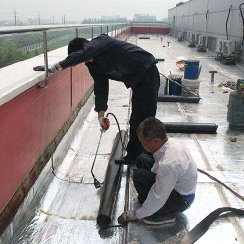 房屋頂樓防水補(bǔ)漏作業(yè)中-02